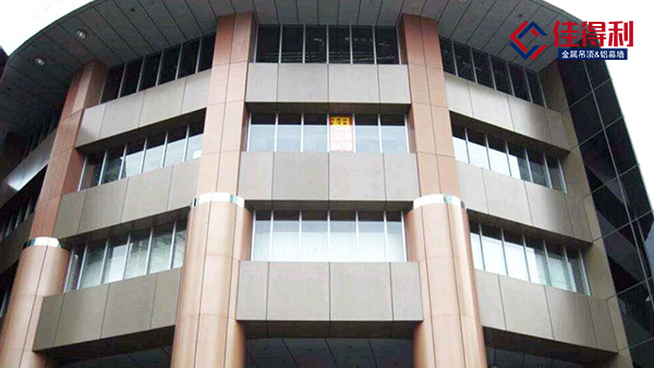 為什么越來越多人采用廣東佛山氟碳鋁單板廠家作為墻面裝飾？